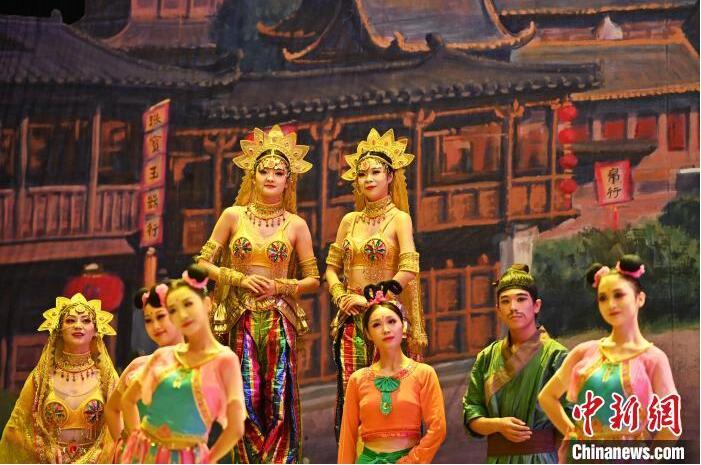 7月18日晚，中國(guó)經(jīng)典舞劇《絲路花雨》在甘肅蘭州黃河劇院進(jìn)行演出。中國(guó)經(jīng)典舞劇《絲路花雨》迎來45周年，7月17日-8月4日在蘭州開啟為期多天的駐場(chǎng)演出。該舞劇取材于敦煌莫高窟壁畫，集中國(guó)霓裳羽衣舞、敦煌舞、印度舞、黑巾舞、波斯馬鈴舞等于一身，自1979年演出至今，該劇先后在40多個(gè)國(guó)家和地區(qū)演出近4000場(chǎng)，觀眾550多萬人次。中新社記者 李亞龍 攝</p>
<p>