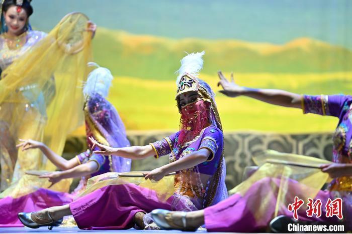 7月18日晚，中國(guó)經(jīng)典舞劇《絲路花雨》在甘肅蘭州黃河劇院進(jìn)行演出。中國(guó)經(jīng)典舞劇《絲路花雨》迎來45周年，7月17日-8月4日在蘭州開啟為期多天的駐場(chǎng)演出。該舞劇取材于敦煌莫高窟壁畫，集中國(guó)霓裳羽衣舞、敦煌舞、印度舞、黑巾舞、波斯馬鈴舞等于一身，自1979年演出至今，該劇先后在40多個(gè)國(guó)家和地區(qū)演出近4000場(chǎng)，觀眾550多萬人次。中新社記者 李亞龍 攝</p>
<p>