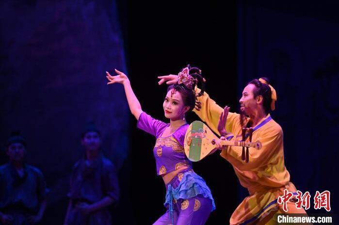 7月18日晚，中國(guó)經(jīng)典舞劇《絲路花雨》在甘肅蘭州黃河劇院進(jìn)行演出。中國(guó)經(jīng)典舞劇《絲路花雨》迎來45周年，7月17日-8月4日在蘭州開啟為期多天的駐場(chǎng)演出。該舞劇取材于敦煌莫高窟壁畫，集中國(guó)霓裳羽衣舞、敦煌舞、印度舞、黑巾舞、波斯馬鈴舞等于一身，自1979年演出至今，該劇先后在40多個(gè)國(guó)家和地區(qū)演出近4000場(chǎng)，觀眾550多萬人次。中新社記者 李亞龍 攝</p>
<p>