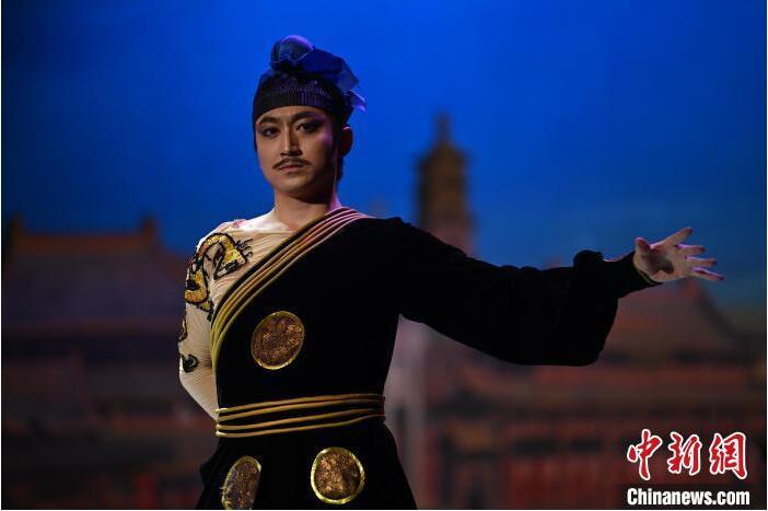 7月18日晚，中國(guó)經(jīng)典舞劇《絲路花雨》在甘肅蘭州黃河劇院進(jìn)行演出。中國(guó)經(jīng)典舞劇《絲路花雨》迎來45周年，7月17日-8月4日在蘭州開啟為期多天的駐場(chǎng)演出。該舞劇取材于敦煌莫高窟壁畫，集中國(guó)霓裳羽衣舞、敦煌舞、印度舞、黑巾舞、波斯馬鈴舞等于一身，自1979年演出至今，該劇先后在40多個(gè)國(guó)家和地區(qū)演出近4000場(chǎng)，觀眾550多萬人次。中新社記者 李亞龍 攝