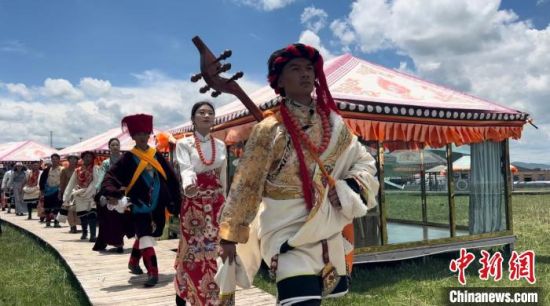 2024年6月，甘肅甘南藏族自治州上演藏服時裝秀。(資料圖)高瑩 攝