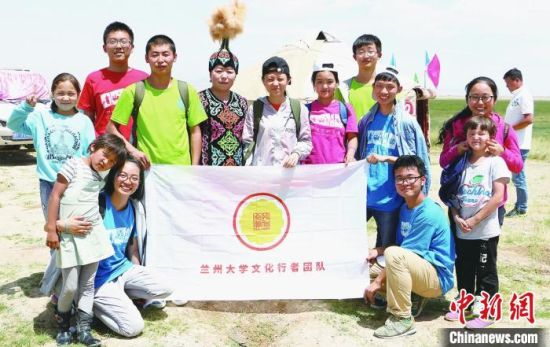 圖為蘭州大學(xué)文化行者團(tuán)隊(duì)走進(jìn)民族社區(qū)。(資料圖)蘭州大學(xué)供圖