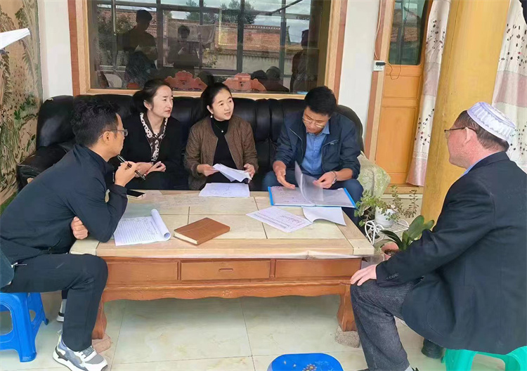 臨潭縣卓洛鄉(xiāng)紀(jì)委工作人員在下園子村農(nóng)戶家中了解在發(fā)放大病救助補(bǔ)助資金中是否存在落實(shí)不及時、不到位等作風(fēng)方面的問題。.jpg