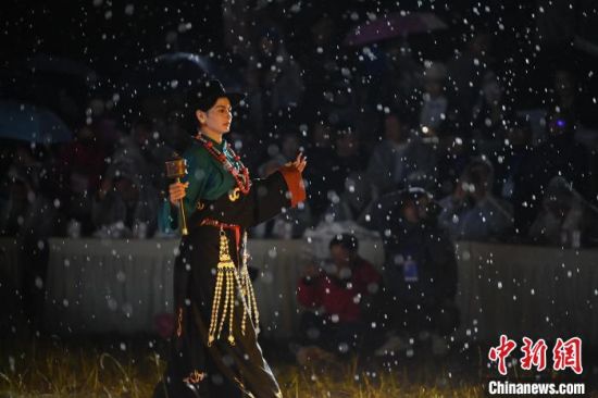 圖為2024年8月6日晚大賽現(xiàn)場模特進(jìn)行比賽。李亞龍 攝