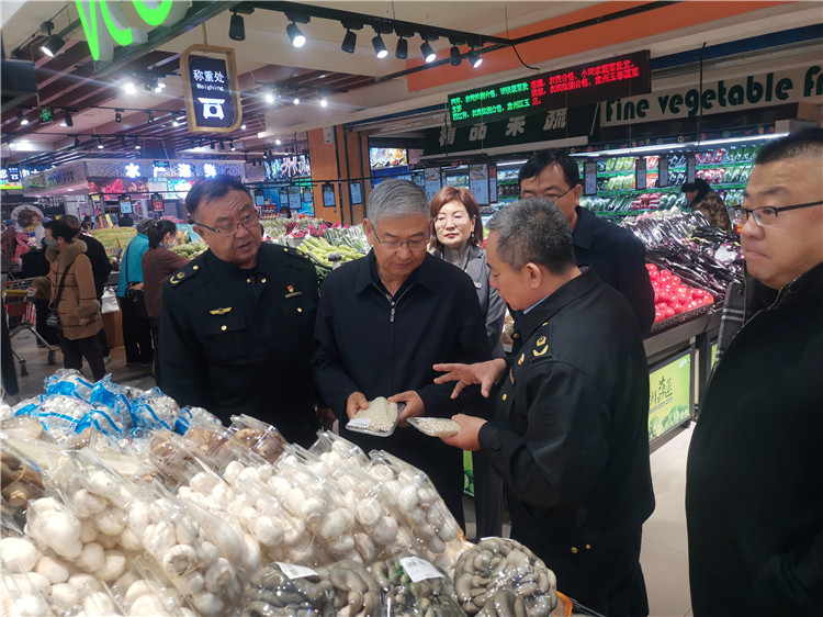圖為市委常委、市紀(jì)委書記、市監(jiān)委主任張學(xué)勇調(diào)研食品安全責(zé)任包保企業(yè)西部天地商貿(mào)有限責(zé)任公司.jpg