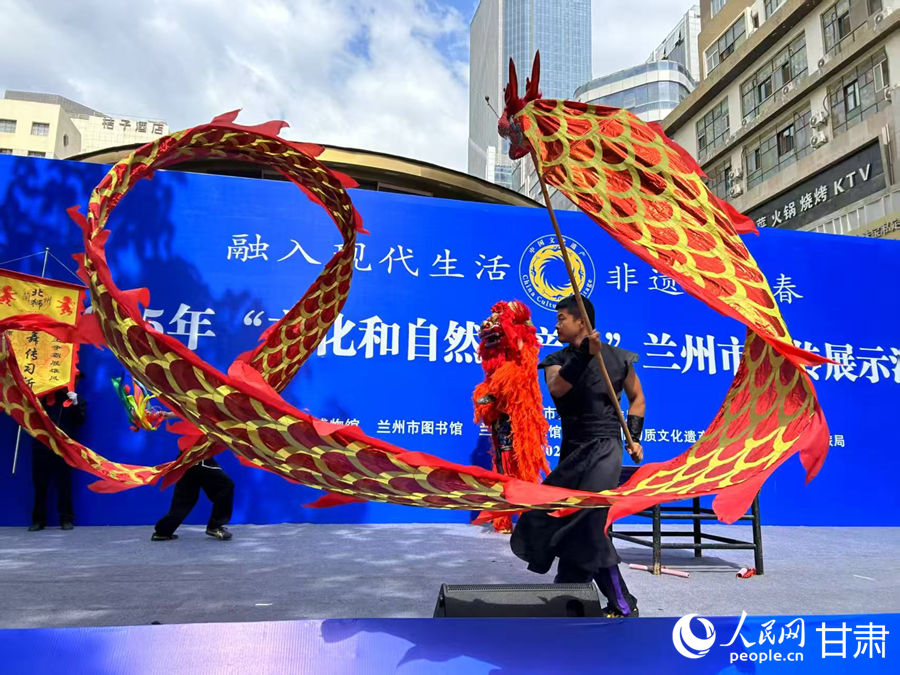 柴宗峰在2025年“文化和自然遺產(chǎn)日”蘭州市非遺宣傳展示活動中表演舞獅。人民網(wǎng)記者 焦隆攝