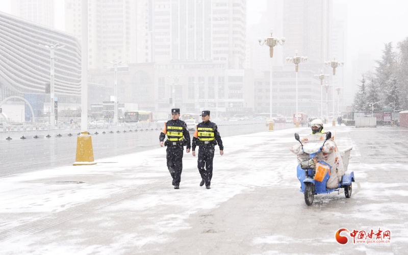 隴拍客丨金城迎“銀裝” “衛(wèi)士”護(hù)民安