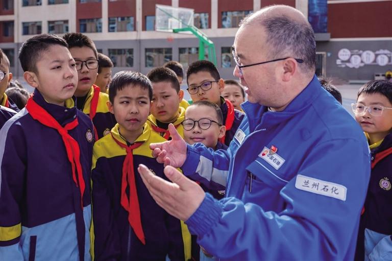 勞模宣講進校園 科普點亮開學季