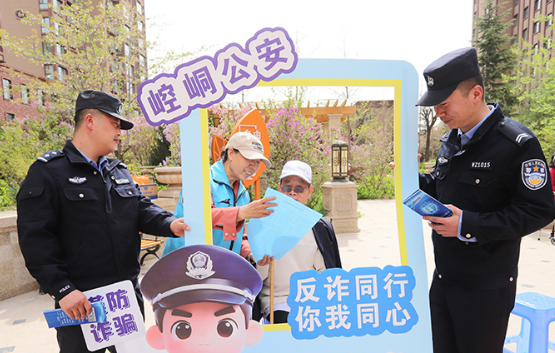 平?jīng)鲠轻迹悍丛p宣傳進(jìn)小區(qū) 守護(hù)老年人“錢袋子”